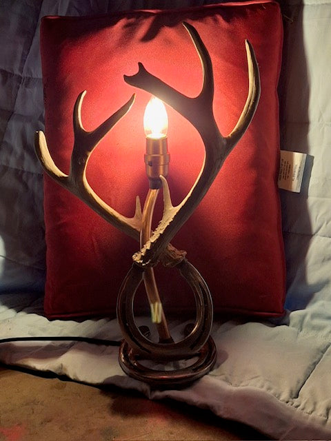 Deer antlier table lamp